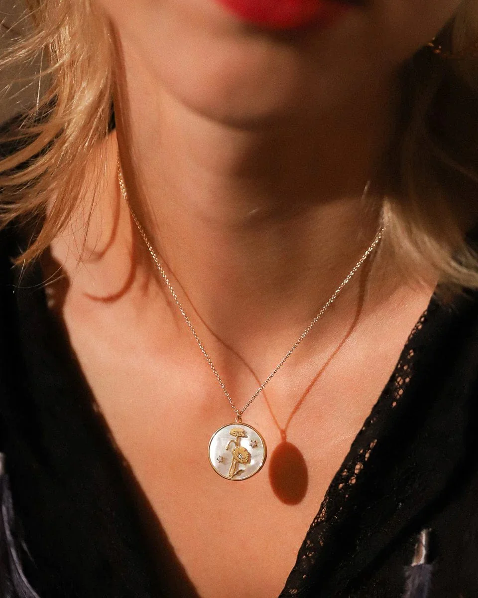 MOTHER OF PEARL FLOWER PENDANT NECKLACE - Image 2